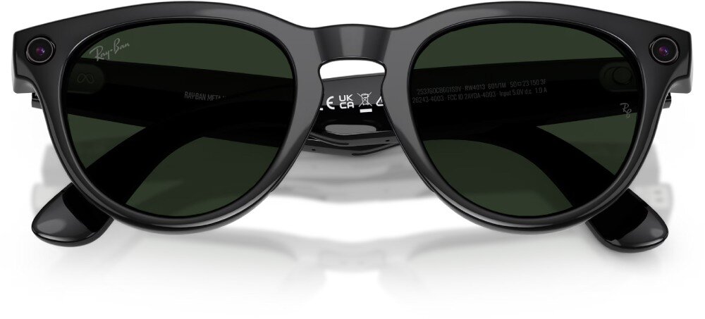 Czarne okulary przeciwsłoneczne z ciemnymi soczewkami i logo \'Ray-Ban\' na jednym z zauszników. Na wewnętrznej stronie mostka widoczne są oznaczenia \'UK CA\'.