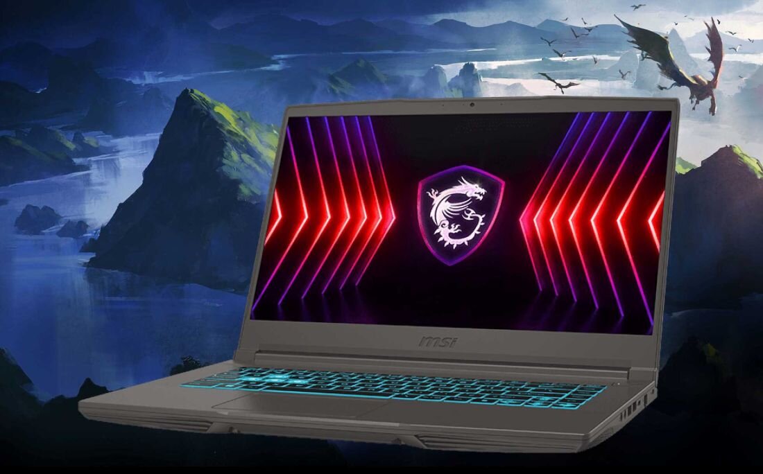 Laptop z podświetlaną klawiaturą i ekranem wyświetlającym logo smoka na tle kolorowych linii. W tle widoczny jest krajobraz z górami i latającymi smokami.