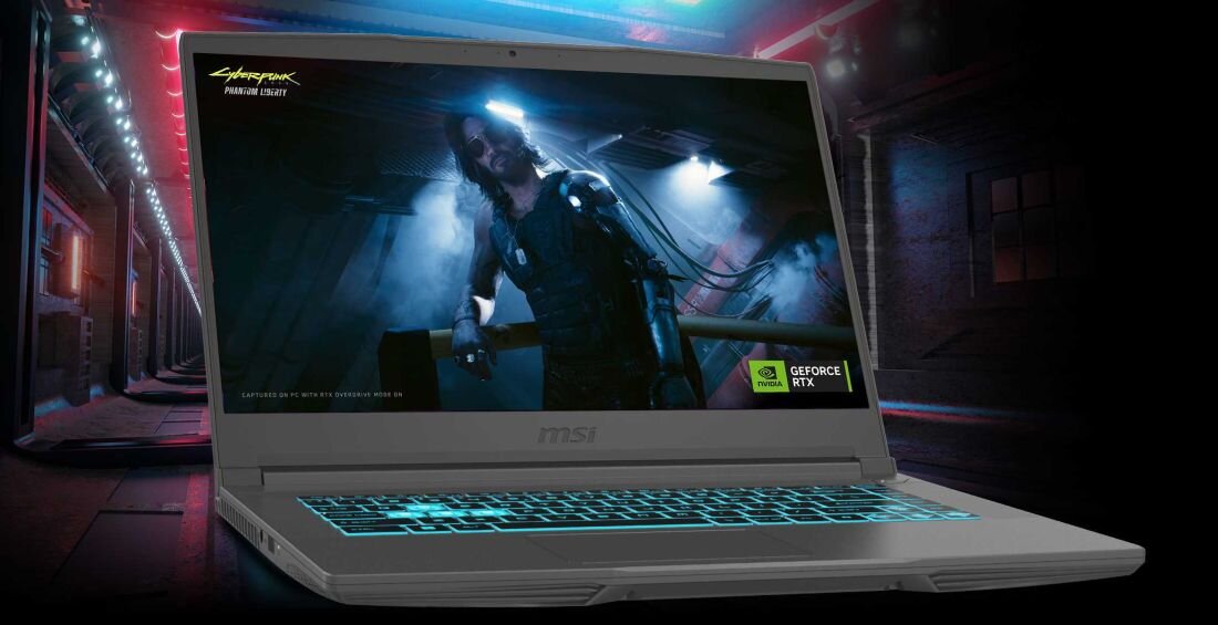 Laptop MSI z podświetlaną klawiaturą wyświetla ekran z grą Cyberpunk 2077. Na ekranie widoczne jest logo NVIDIA GeForce RTX.