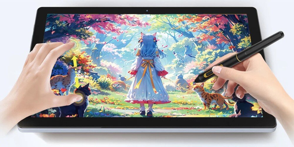 Tablet graficzny BOSTO BT-101B Tablet z grafiką lasu i kotów, z lewej strony widoczna dłoń dotykająca ekranu palcami z żółtą strzałką, z prawej dłoń trzymająca rysik, rysik, poziomy nacisku, rozdzielczość
