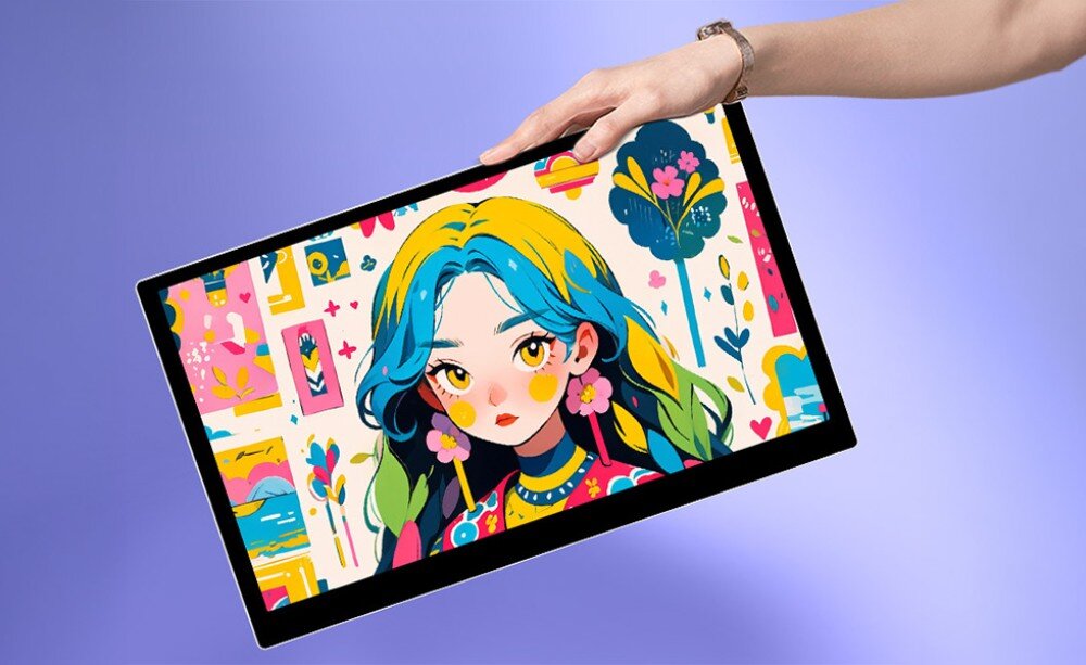 Osoba trzyma tablet graficzny z wyświetlonym kolorowym rysunkiem przedstawiającym postać z niebieskimi włosami i kwiatami w tle.