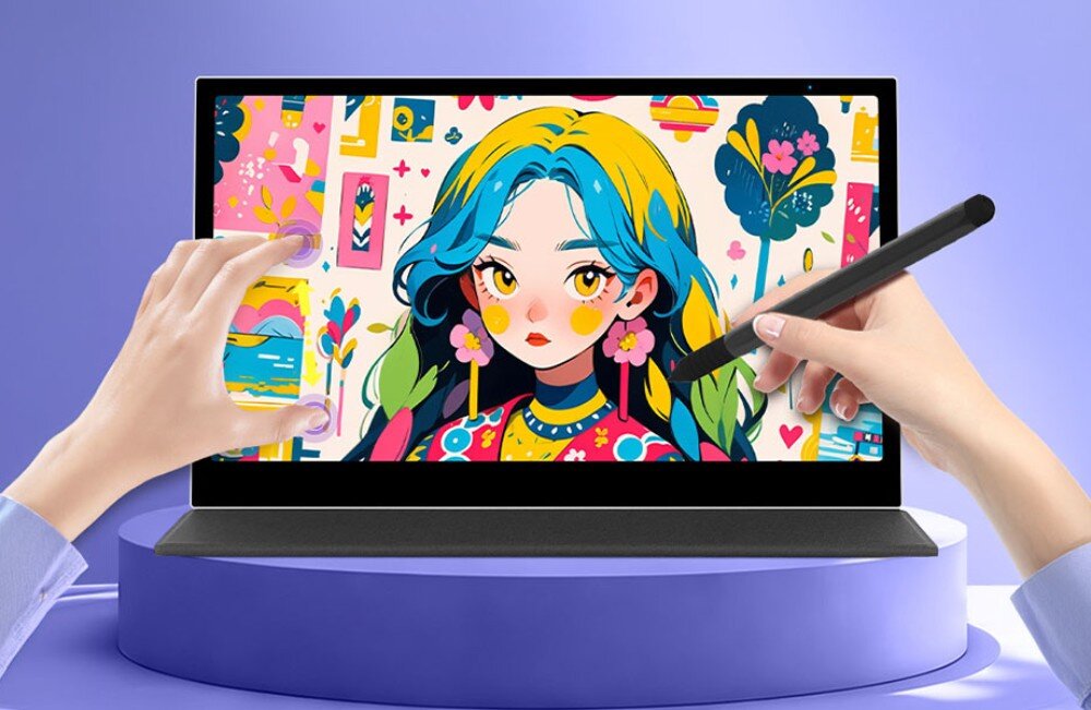 Tablet graficzny BOSTO P160T Dwie dłonie obsługujące tablet: lewa dotyka ekranu palcami, a prawa rysuje po nim za pomocą rysika, ekran dotykowy, prędkość raportowania, kompatybilność
