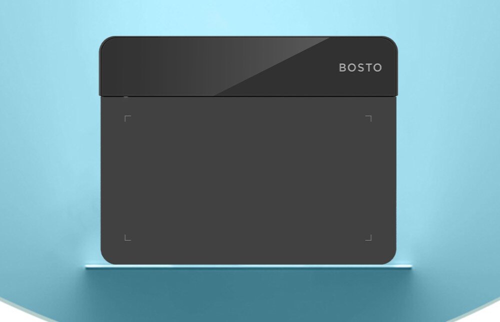 Tablet graficzny BOSTO T430 Prostokątny tablet z obszarem roboczym oznaczonym narożnikami oraz napisem 'BOSTO' w górnym panelu, zaprezentowany na jasnym tle, opis