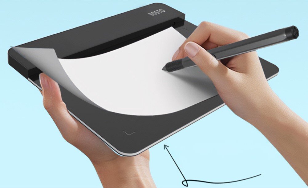 Tablet graficzny BOSTO T430 Dłonie trzymające tablet, na którym leży zagięta biała kartka, po której rysik kreśli linię, imitując tradycyjne rysowanie, wymiary, wielkość, obszar roboczy