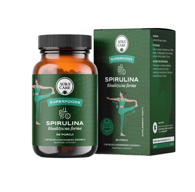 Na obrazie widoczna jest butelka i pudełko produktu \'Aura Care Spirulina Bioaktywna forma 56 porcji\'. Opakowania są zielone z grafiką osoby w pozie jogi oraz napisem \'SUPERFOODS\'.