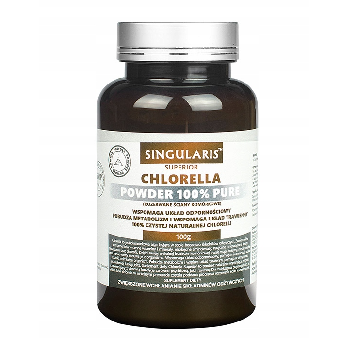 Na obrazie widoczna jest ciemna butelka z etykietą produktu \'Singularis Superior Chlorella Powder 100% Pure\'. Etykieta zawiera informacje o wspomaganiu układu odpornościowego i trawiennego oraz o zawartości 100 g czystej naturalnej chlorelli.