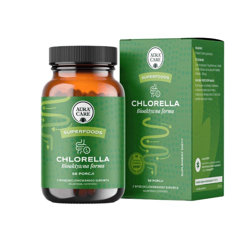 Na obrazie widoczna jest butelka i pudełko produktu \'Aura Care Chlorella Bioaktywna forma 56 porcji\'. Opakowania są zielone z białymi napisami i logo \'Aura Care\'.