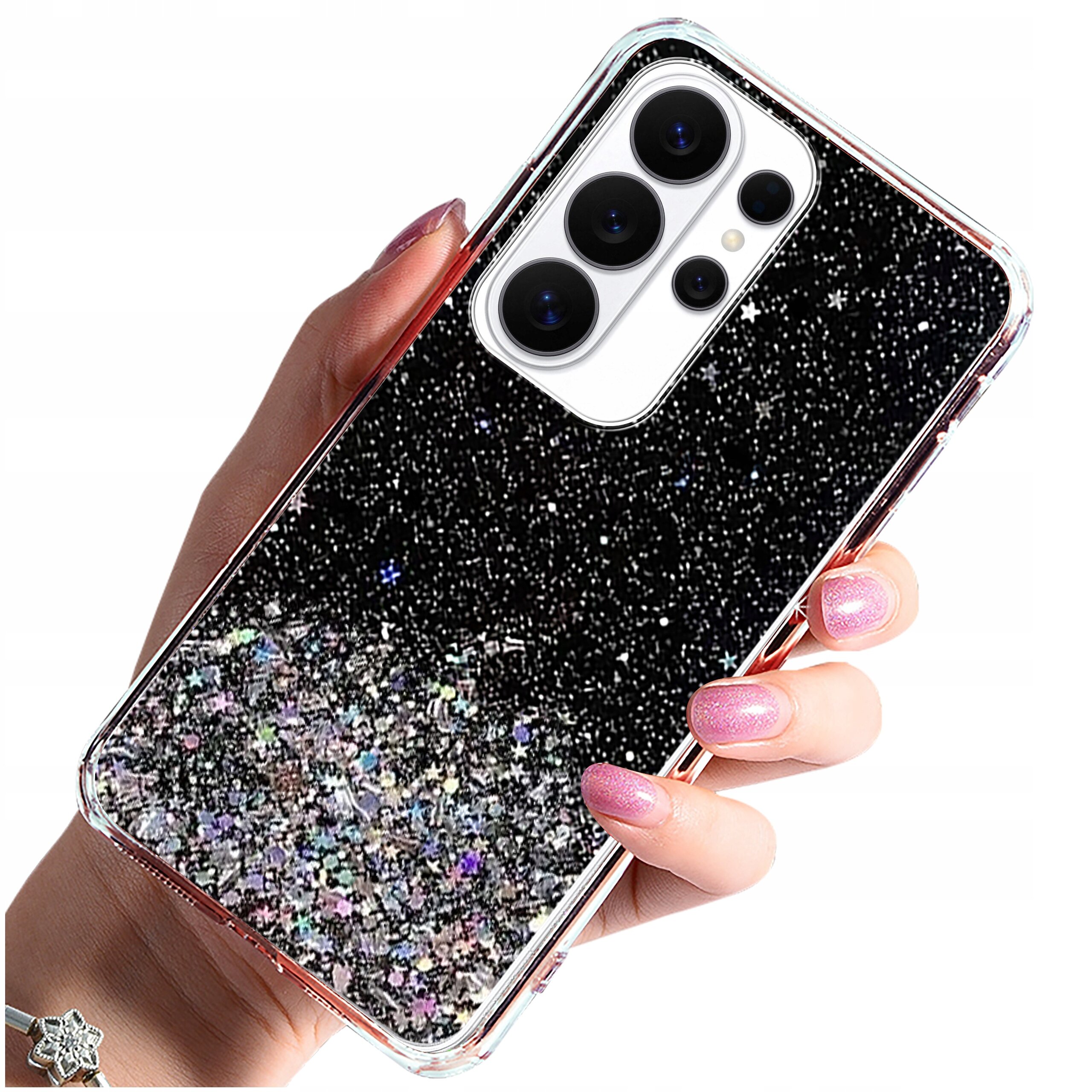 Osoba trzyma telefon w etui z brokatowym wzorem, które mieni się różnymi kolorami. Etui ma wycięcia na aparat z kilkoma obiektywami.