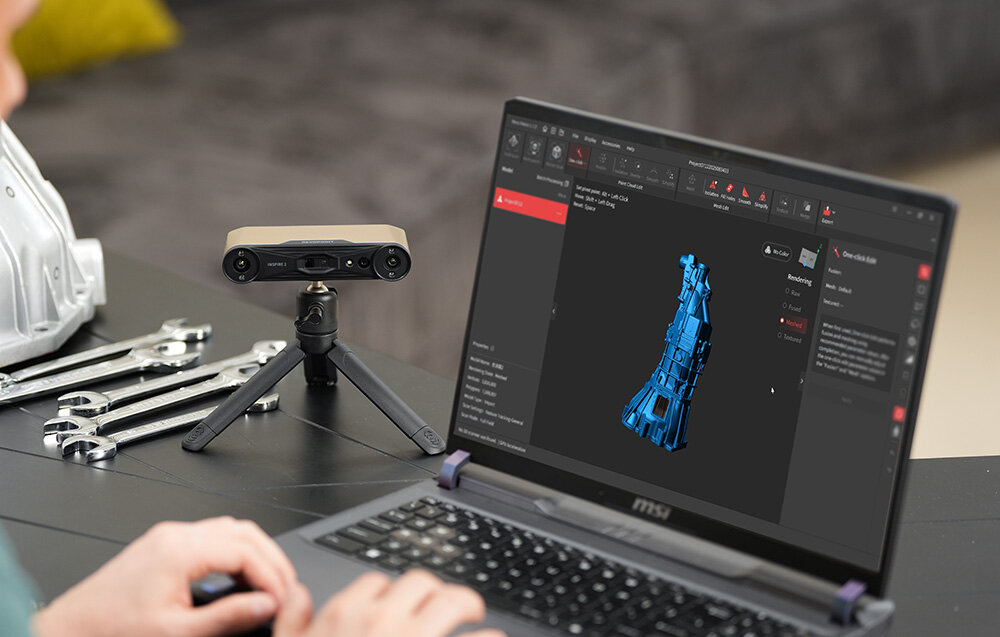 Skaner Revopoint Inspire 2 na statywie obok kluczy płaskich i laptopa wyświetlającego model 3D części mechanicznej w oprogramowaniu