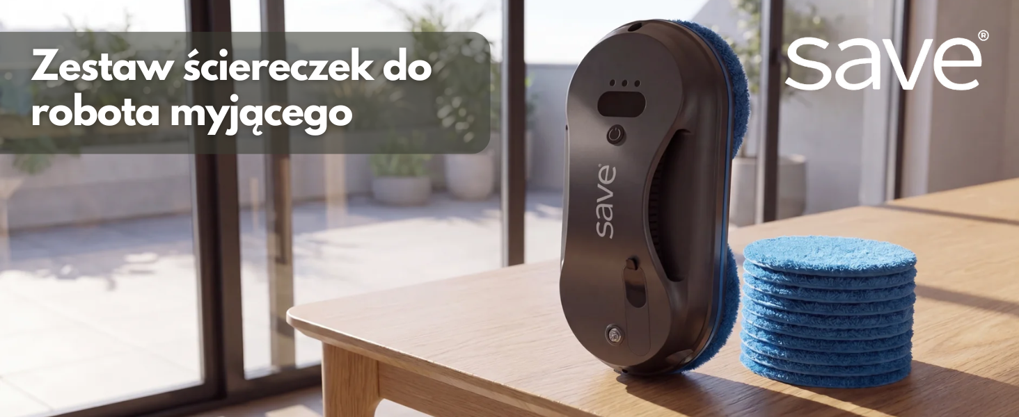 Na drewnianym stole znajduje się urządzenie z logo \'save\' oraz stos niebieskich ściereczek. W tle widoczne są duże okna i rośliny w doniczkach, a na obrazie znajduje się tekst: \'Zestaw ściereczek do robota myjącego\'.