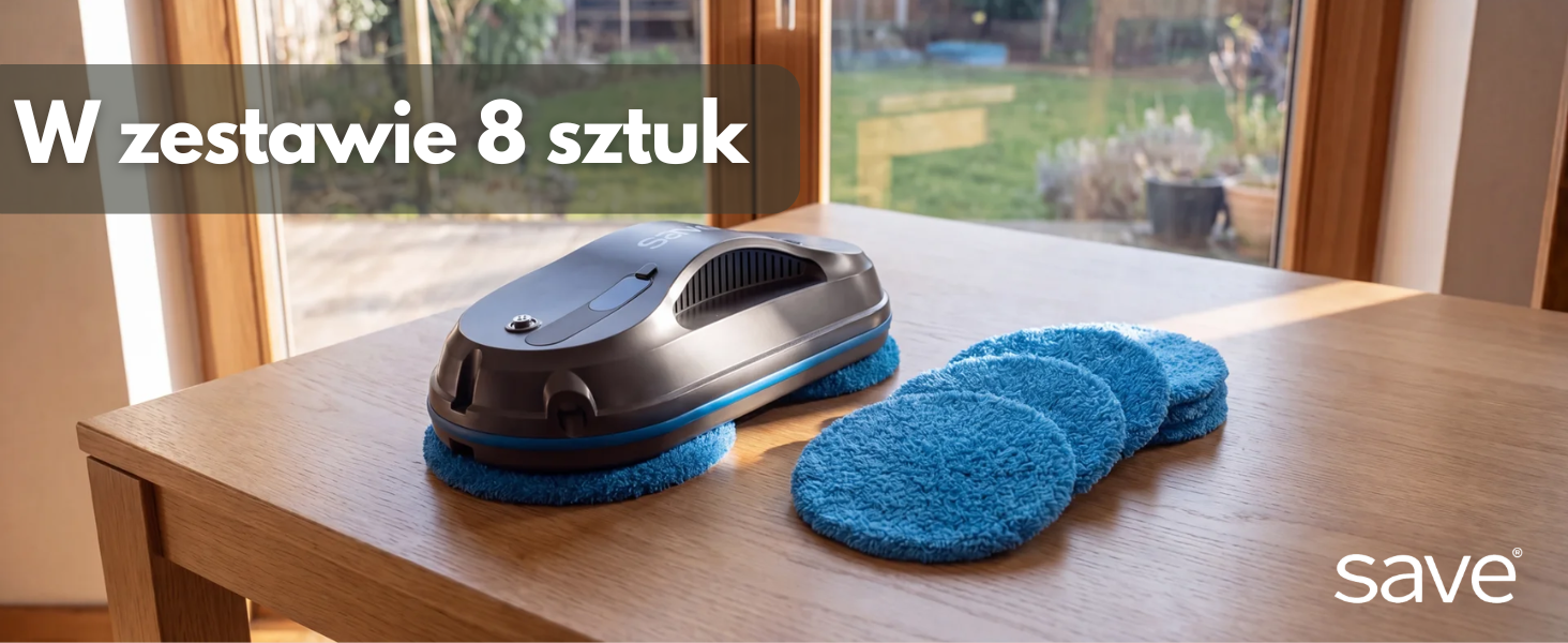 Na drewnianym stole znajduje się robot sprzątający z niebieskimi nakładkami z mikrofibry oraz kilka dodatkowych nakładek. Na obrazie widoczny jest tekst: \'W zestawie 8 sztuk\' oraz logo \'save\'.
