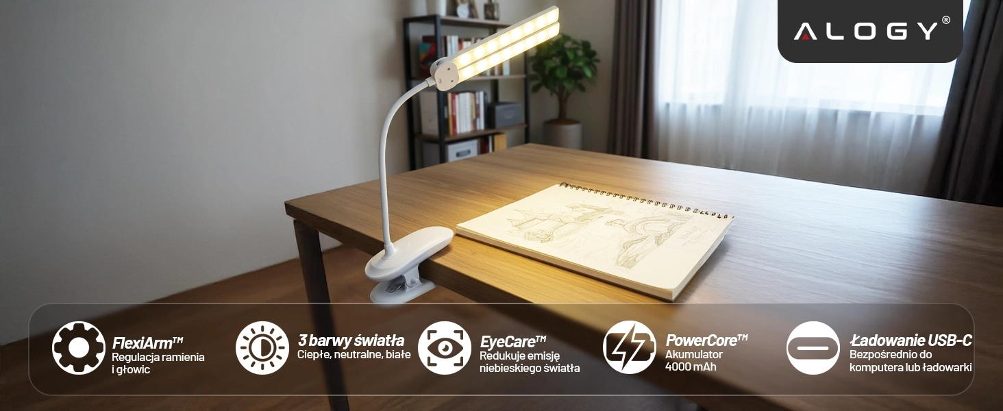 Na drewnianym biurku znajduje się biała lampka biurkowa z klipsem, emitująca ciepłe światło na otwarty szkicownik. Na obrazie widoczne są także ikony z napisami: \'FlexiArm™ Regulacja ramienia i głowic\', \'3 barwy światła Ciepłe, neutralne, białe\', \'EyeCare™ Redukuje emisję niebieskiego światła\', \'PowerCore™ Akumulator 4000 mAh\', \'Ładowanie USB-C Bezpośrednio do komputera lub ładowarki\'.