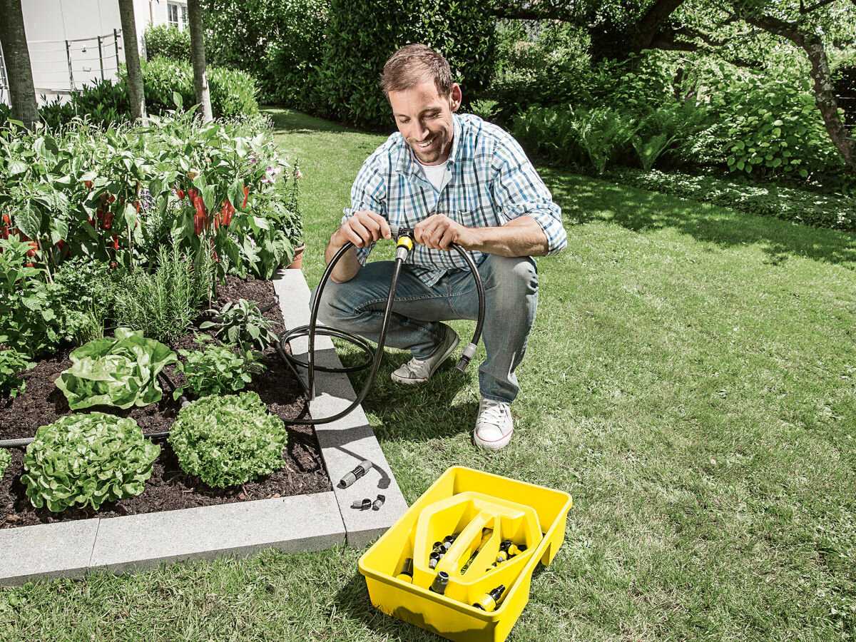 Zestaw do nawadniania KARCHER Rain System 2.645-238.0, instalacja, nawodnienie, woda, ogród, mężczyzna instaluje zestaw do nawadniania w ogrodzie