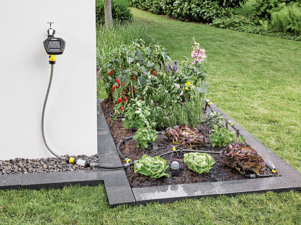 Zestaw do nawadniania KARCHER Rain System 2.645-238.0, zużycie, woda, strumień, budżet, do ściany domu zamontowany regulator wody, obok wąż dozuje wodę do roślin