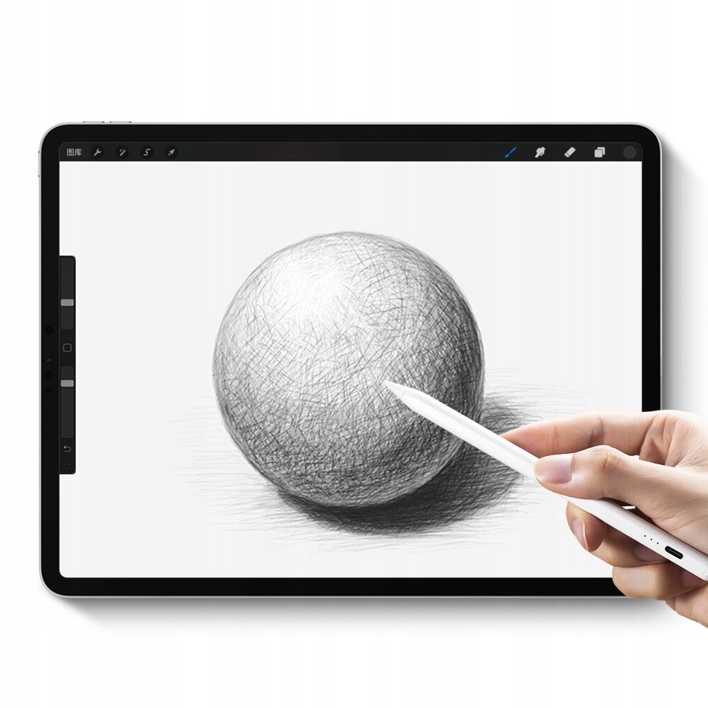 Tablet z wyświetlonym rysunkiem ołówkowym kuli, obok którego widoczna jest ręka trzymająca biały rysik. Na ekranie tabletu znajdują się ikony narzędzi do rysowania.
