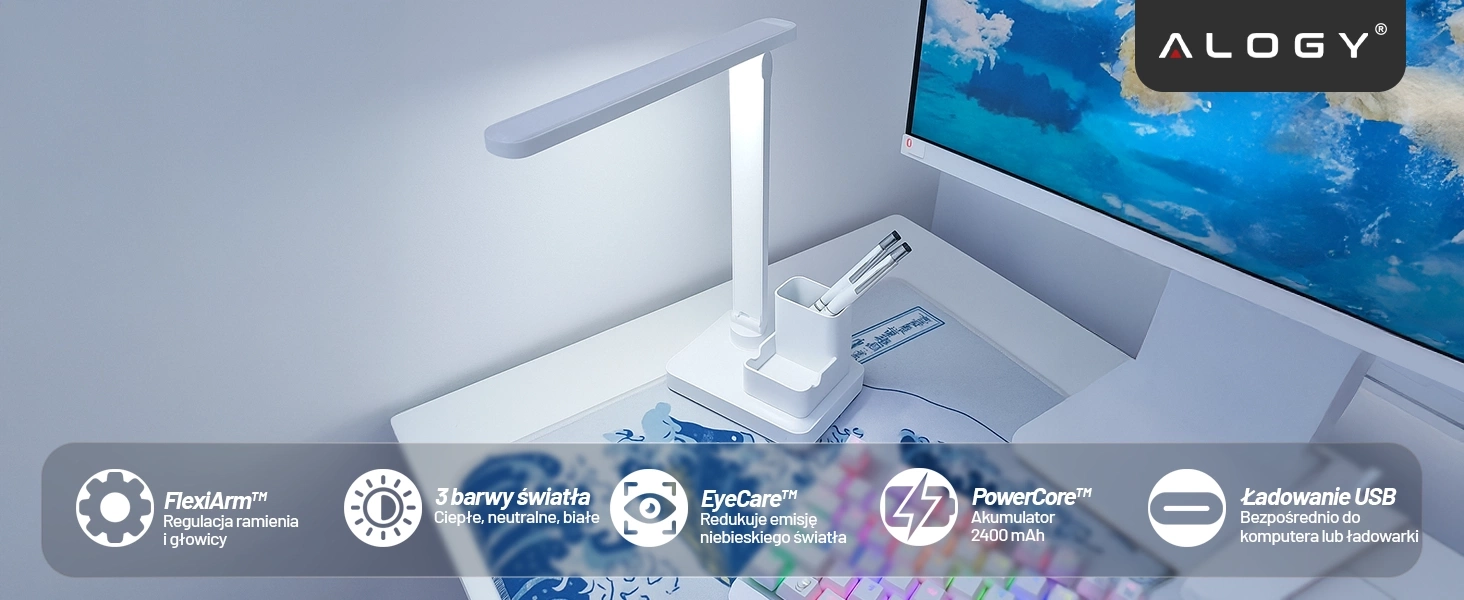 Na biurku znajduje się biała lampka biurkowa LED z regulowanym ramieniem i miejscem na przybory. Na dole obrazu widoczne są ikony z tekstem: \'FlexiArm™ Regulacja ramienia i głowicy\', \'3 barwy światła Ciepłe, neutralne, białe\', \'EyeCare™ Redukuje emisję niebieskiego światła\', \'PowerCore™ Akumulator 2400 mAh\', \'Ładowanie USB Bezpośrednio do komputera lub ładowarki\'.
