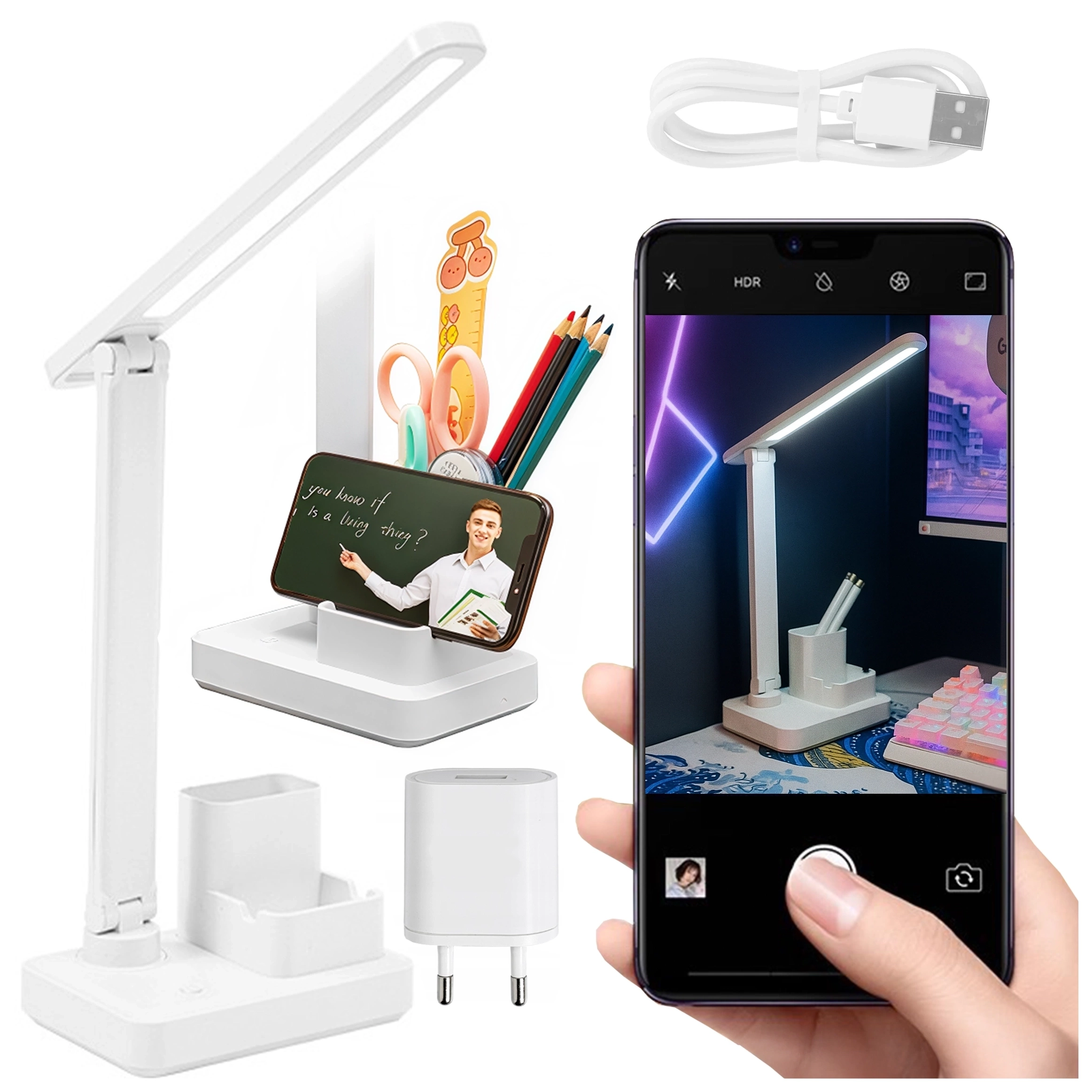 Na obrazie widoczna jest biała lampka biurkowa LED z funkcją organizera, w której umieszczono przybory biurowe oraz telefon. Obok znajduje się kabel USB i adapter, a na ekranie telefonu widać zdjęcie tej samej lampki na biurku.