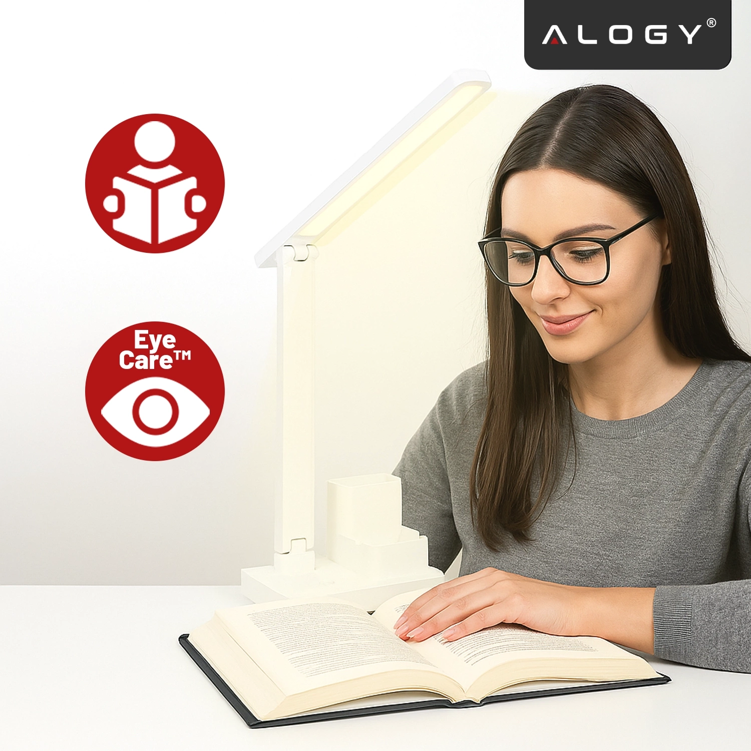 Osoba siedzi przy biurku z otwartą książką, obok znajduje się biała lampka biurkowa LED. Na obrazie widoczne są dwa czerwone symbole: postać z książką i oko z napisem \'Eye Care™\', a w rogu logo \'ALOGY\'.