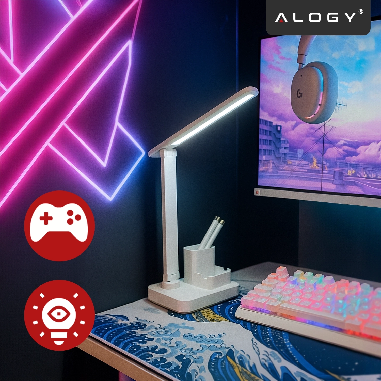 Na biurku znajduje się biała lampka biurkowa LED z organizerem na długopisy, obok klawiatury z podświetleniem RGB. W tle widoczny jest monitor z kolorowym obrazem oraz neonowe dekoracje na ścianie, a w rogu logo \'ALOGY\'.