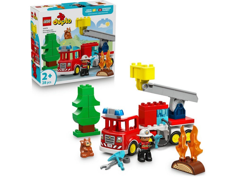 Zestaw LEGO DUPLO przedstawia czerwony wóz strażacki z wysięgnikiem, strażaka, drzewo, płomienie oraz figurkę zwierzątka. W tle widoczne jest pudełko z grafiką zestawu i logo LEGO DUPLO.