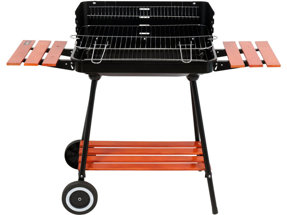Grill węglowy na kółkach z metalowym rusztem i drewnianymi półkami bocznymi oraz dolną. Konstrukcja jest czarna z pomarańczowymi elementami drewnianymi.