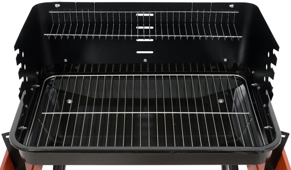 Grill węglowy z metalowym rusztem i dodatkową półką na akcesoria. Konstrukcja jest czarna z elementami metalowymi, posiada otwory wentylacyjne po bokach.