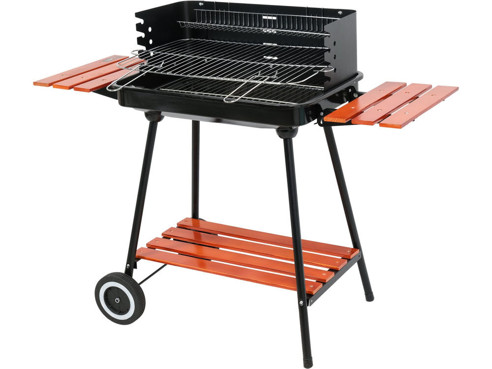Grill węglowy na kółkach z metalowym rusztem i bocznymi półkami z drewna. Posiada dolną półkę oraz możliwość regulacji wysokości rusztu.