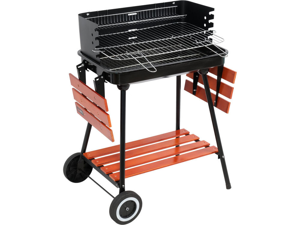 Grill węglowy na kółkach z metalowym rusztem i drewnianymi półkami bocznymi oraz dolną. Konstrukcja jest czarna z pomarańczowymi elementami drewnianymi.