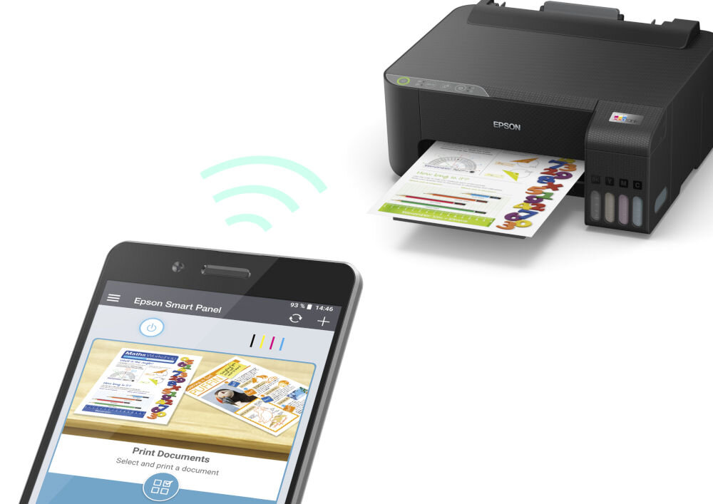 Na obrazie widoczna jest czarna drukarka z logo \'EPSON\', z której wychodzi kolorowy wydruk. Obok znajduje się smartfon z aplikacją \'Epson Smart Panel\' pokazującą opcję \'Print Documents\'.