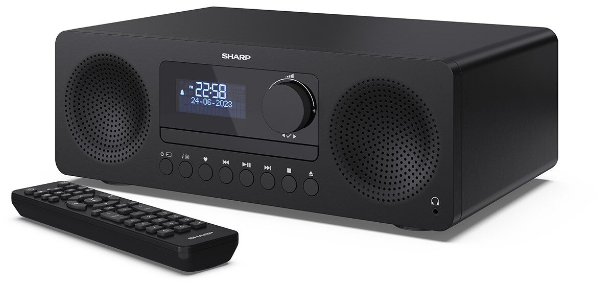 Czarna wieża audio z wyświetlaczem pokazującym godzinę 22:58 i datę 24-06-2023, z widocznym logo SHARP. Obok znajduje się pilot z przyciskami.