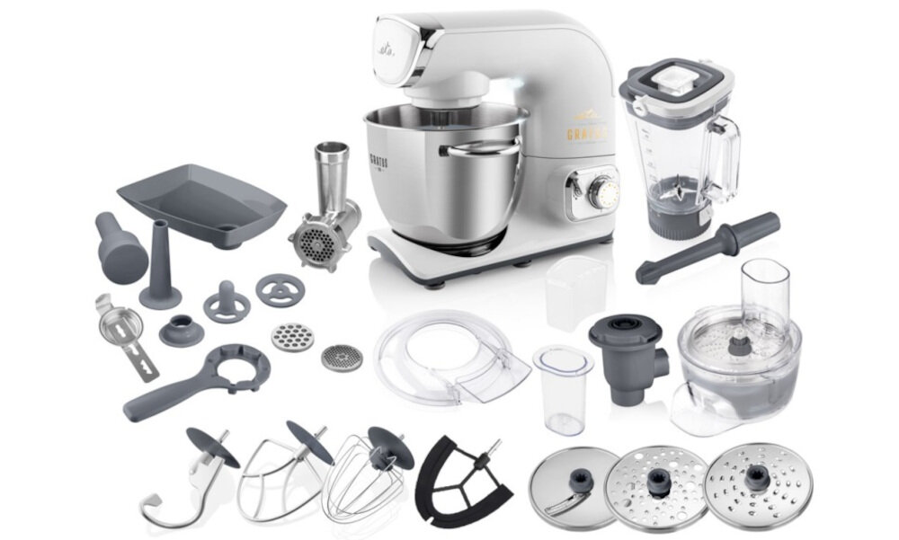 Na obrazie znajduje się robot kuchenny planetarny z różnymi akcesoriami, takimi jak rozdrabniacz, maszynka do mięsa i blender kielichowy. Widoczne są również różne końcówki i tarcze do przetwarzania żywności.