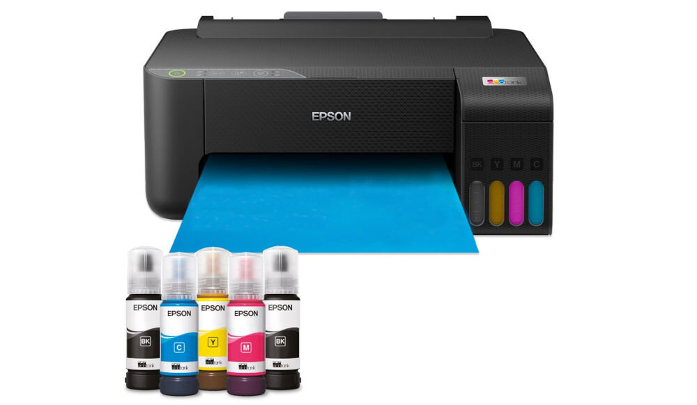 Na obrazie widoczna jest drukarka z logo EPSON, z której wysuwa się niebieska kartka papieru. Obok znajdują się cztery butelki z tuszem w kolorach czarnym, niebieskim, żółtym i różowym.