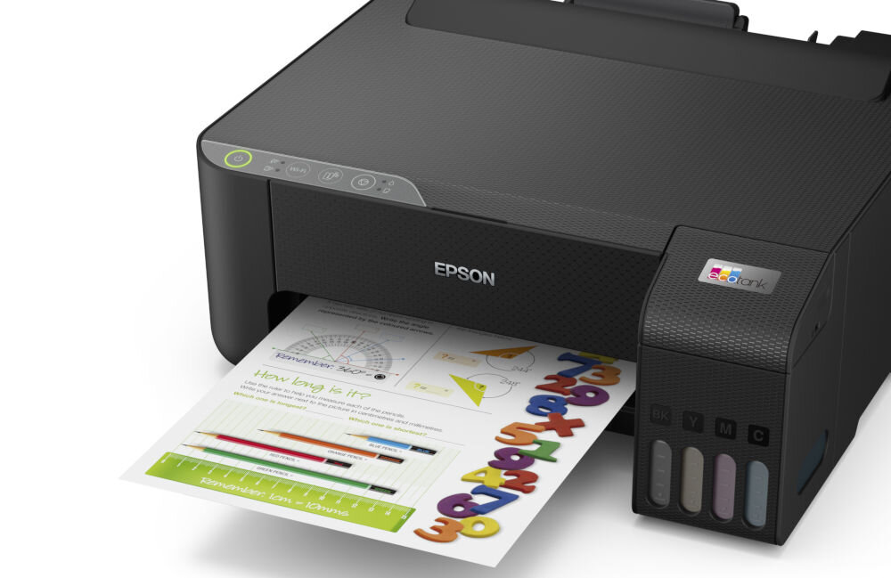 Na zdjęciu widoczna jest drukarka z logo \'EPSON\', z której wychodzi kolorowy wydruk z grafiką i tekstem. Obok znajduje się panel z oznaczeniami kolorów tuszy: K, Y, M, C.