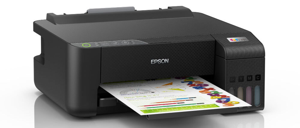 Czarna drukarka z logo EPSON, z której wysuwa się kolorowy wydruk. Na obudowie widoczne są przyciski i wskaźniki poziomu tuszu.