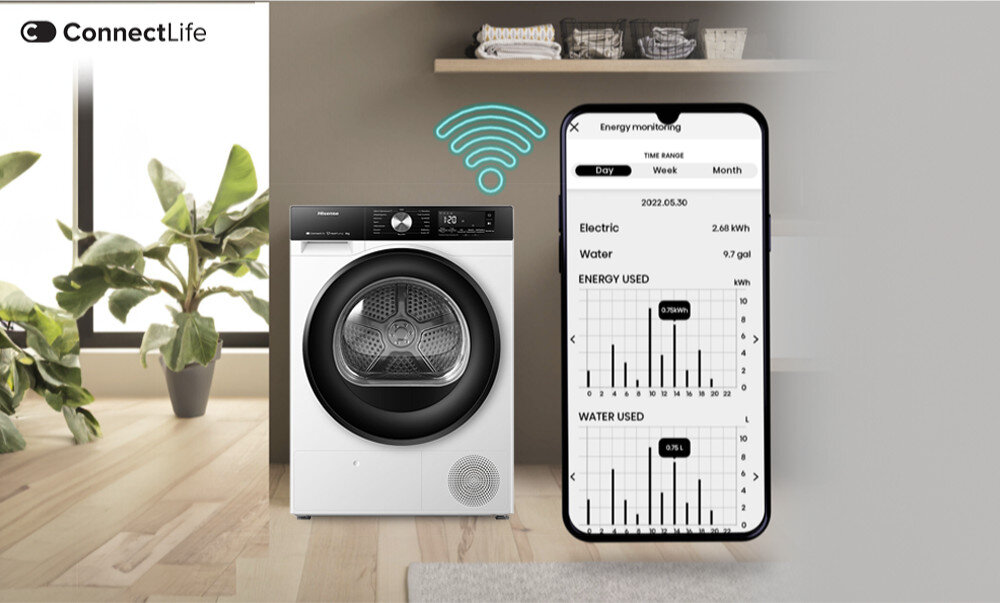 Na obrazie znajduje się biała suszarka z czarnym panelem sterowania, obok której widoczny jest smartfon z aplikacją monitorującą zużycie energii i wody. W tle znajduje się roślina doniczkowa oraz półka z ręcznikami, a w lewym górnym rogu widnieje logo \'ConnectLife\'.