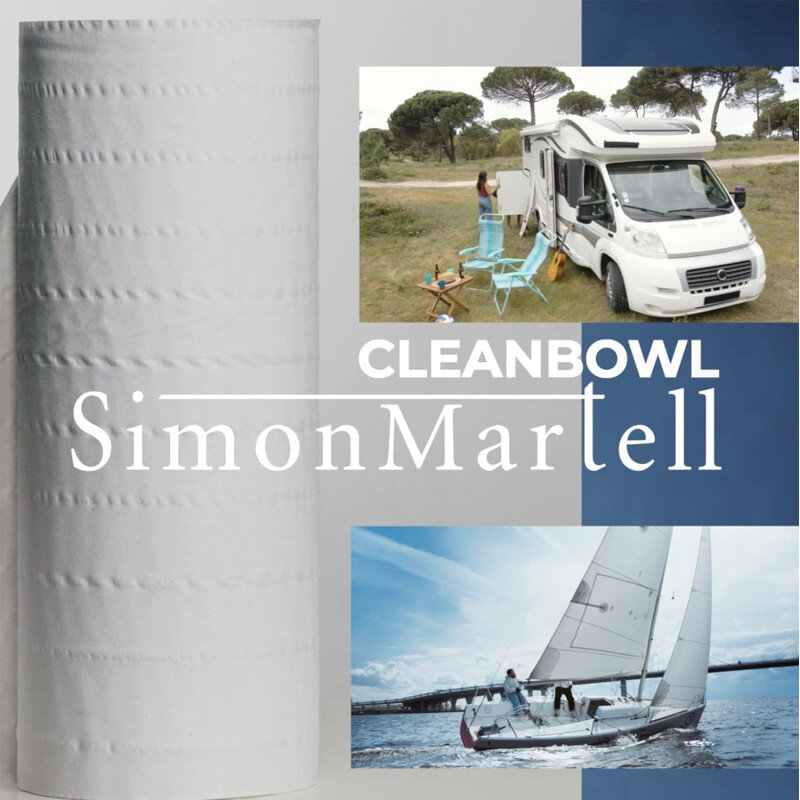 Obraz przedstawia duży biały rolkę papieru z tekstem \'CLEANBOWL SimonMartell\'. Obok znajdują się dwa zdjęcia: jedno z kamperem i osobą na zewnątrz, drugie z żaglówką na wodzie.