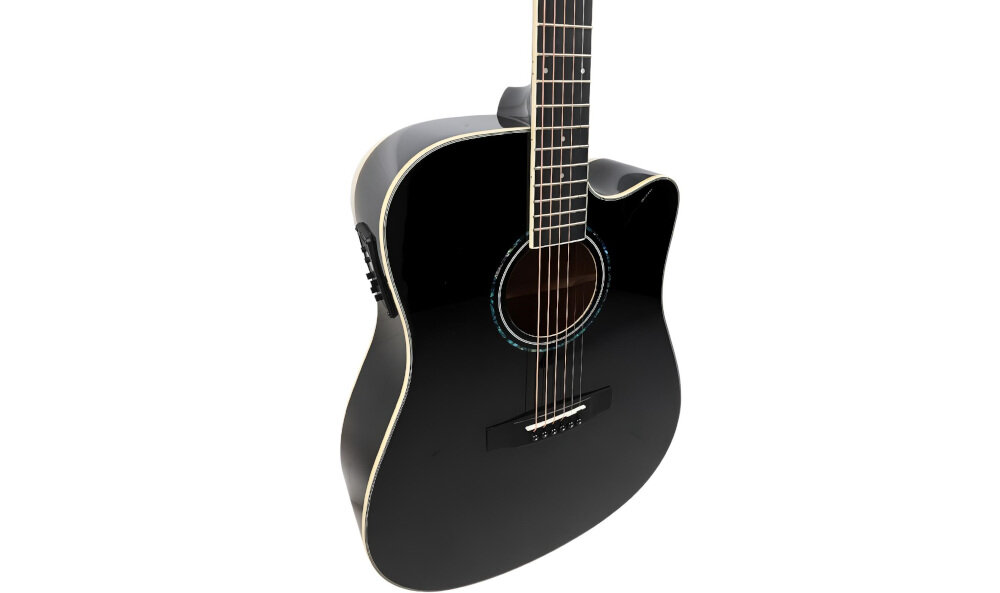 Czarna gitara elektroakustyczna z wycięciem w korpusie, widoczna z boku. Instrument ma sześć strun i jasne obramowanie wokół krawędzi.
