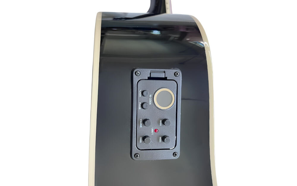 Czarna gitara elektroakustyczna z panelem kontrolnym zawierającym pokrętła i przyciski. Panel ma oznaczenia: \'BASS\', \'MIDDLE\', \'TREBLE\', \'PRESENCE\', \'VOLUME\'.