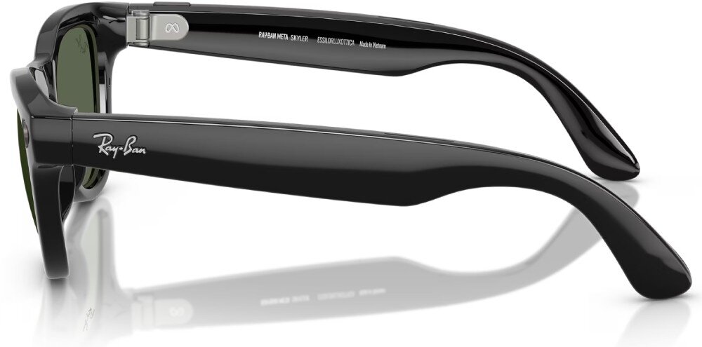 Czarne, błyszczące okulary przeciwsłoneczne z widocznym logo \'Ray-Ban\' na zauszniku. Na wewnętrznej stronie zausznika znajduje się tekst: \'RAY-BAN META SKYLER\' oraz \'Made in Italy\'.