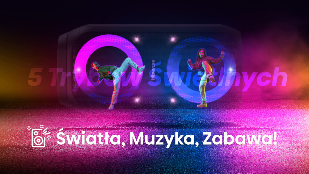 Na obrazie widać dwóch tańczących ludzi przed dużym głośnikiem z kolorowymi światłami. Na dole znajduje się napis \'Światła, Muzyka, Zabawa!\' oraz ikona głośnika.