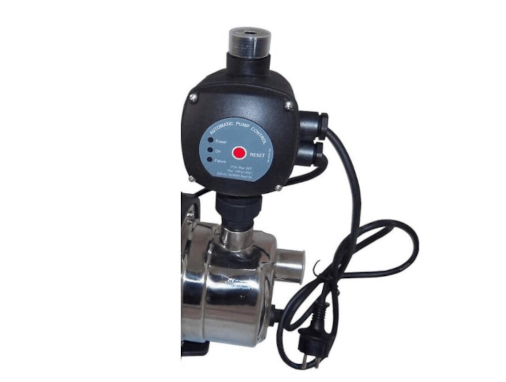 Na zdjęciu widoczna jest elektryczna pompa do wody z metaliczną obudową i czarnym panelem sterującym z napisem \'AUTOMATIC PUMP CONTROL\'.