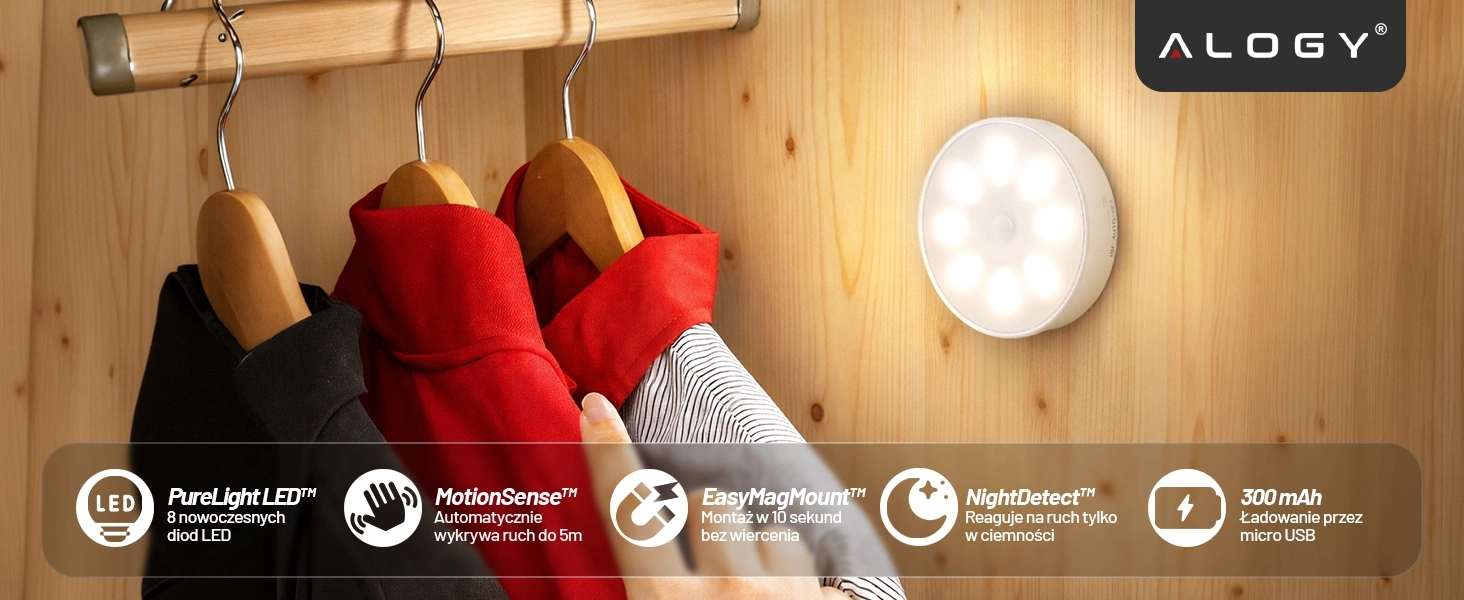 Na drewnianej ścianie wisi lampka LED z ośmioma diodami, obok której znajdują się ubrania na wieszakach. Na obrazie widoczne są napisy: \'PureLight LED™ 8 nowoczesnych diod LED\', \'MotionSense™ Automatycznie wykrywa ruch do 5m\', \'EasyMagMount™ Montaż w 10 sekund bez wiercenia\', \'NightDetect™ Reaguje na ruch tylko w ciemności\', \'300 mAh Ładowanie przez micro USB\'.