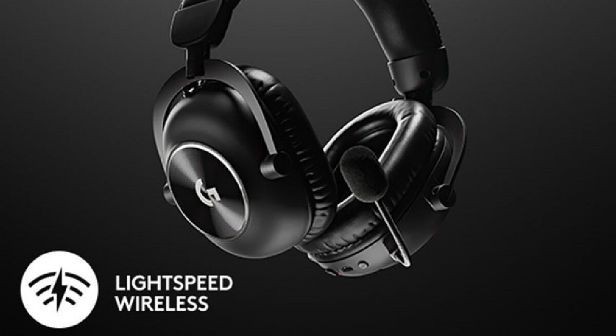 Czarne słuchawki nauszne z mikrofonem na tle ciemnym. Widoczne logo \'LIGHTSPEED WIRELESS\' z symbolem błyskawicy.