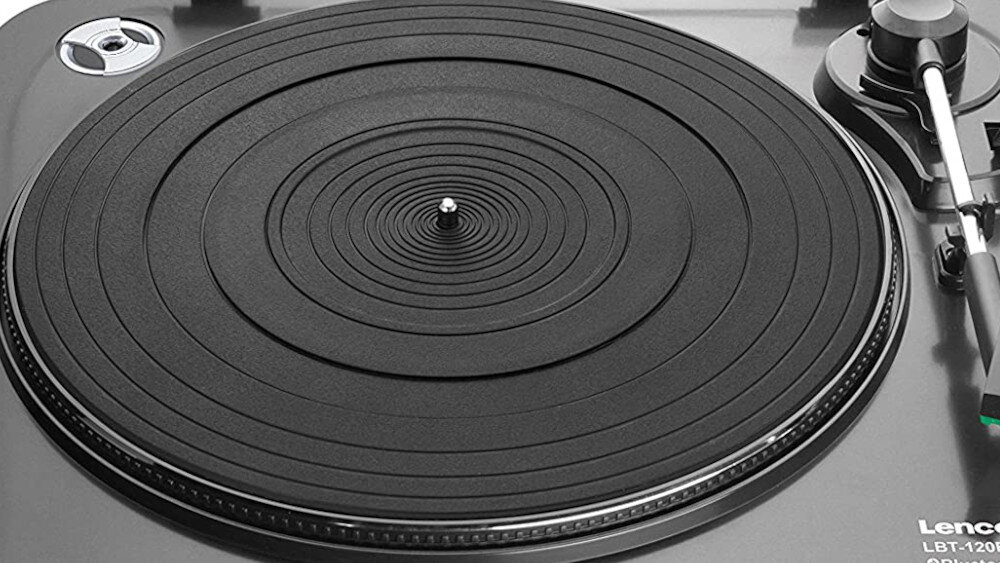 Czarny gramofon z widocznym talerzem i ramieniem. Na obudowie znajduje się napis \'Lenco LBT-120\'.