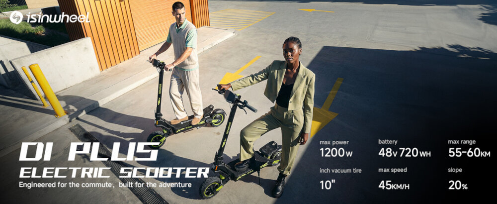 Dwie osoby stoją na czarnych hulajnogach elektrycznych przed budynkiem. Na obrazie widoczne są napisy: \'isinwheel\', \'D1 PLUS ELECTRIC SCOOTER\', \'Engineered for the commute, built for the adventure\', oraz specyfikacje techniczne hulajnogi: \'max power 1200w\', \'battery 48v 720wh\', \'max range 55-60km\', \'inch vacuum tire 10\