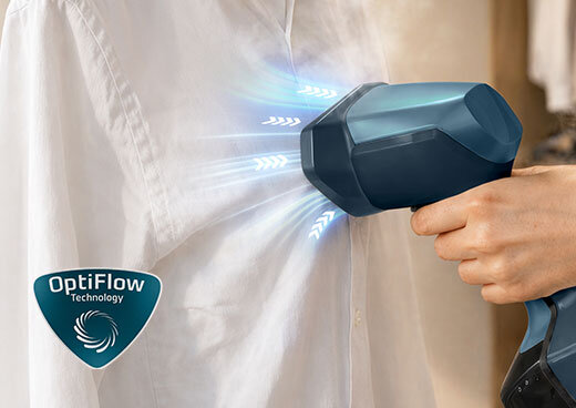 Osoba używa parownicy do ubrań na białej koszuli, z widocznym efektem pary. Na obrazie znajduje się logo \'OptiFlow Technology\'.