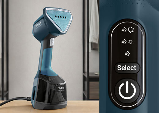 Na obrazie widoczna jest parownica do ubrań w kolorze niebieskim z czarnymi elementami, z logo \'Tefal\' na obudowie. Obok znajduje się zbliżenie na panel sterowania z przyciskiem \'Select\' i symbolem włącznika.