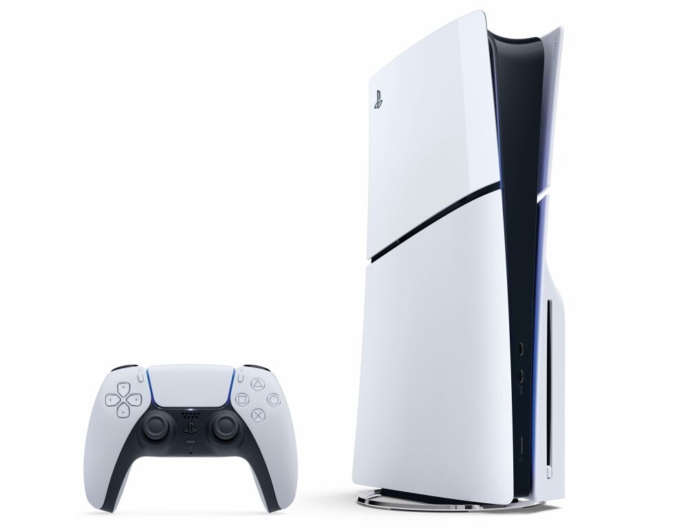Na obrazie widoczna jest biała konsola do gier z czarnymi elementami oraz biały kontroler z czarnymi i niebieskimi detalami. Na konsoli znajduje się logo PlayStation.