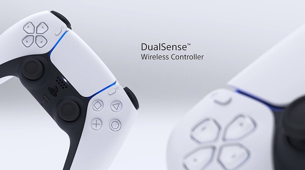 Na obrazie widoczne są dwa białe kontrolery do gier z czarnymi elementami. Obok nich znajduje się tekst: \'DualSense Wireless Controller\'.