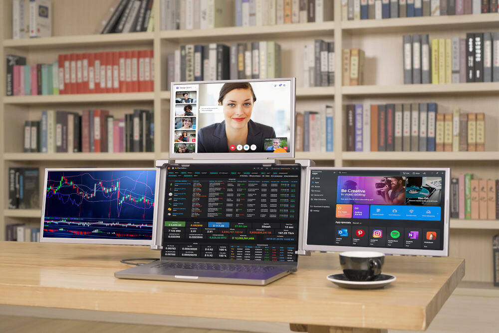 Na biurku znajduje się laptop z trzema dodatkowymi monitorami, na których wyświetlane są różne treści, takie jak wideokonferencja, wykresy finansowe i aplikacje. W tle widać regał z książkami.